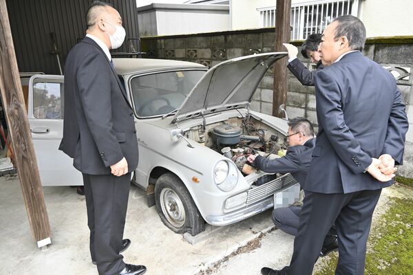 パブリカ・バンの状態を確認する栃木トヨタ自動車のエンジニアら＝４月中旬、大田原市前田（画像は一部加工しています）