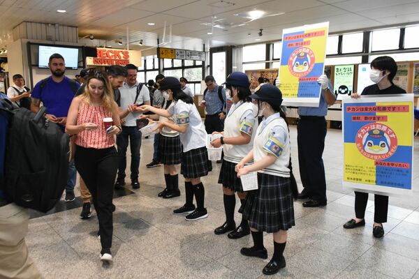 痴漢被害防止を呼びかける生徒ら＝１３日午前、ＪＲ宇都宮駅