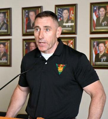 　記者会見する在沖縄米海兵隊普天間航空基地司令官のウィリアム・パカティー大佐＝９日午後、沖縄県宜野湾市の米軍普天間飛行場