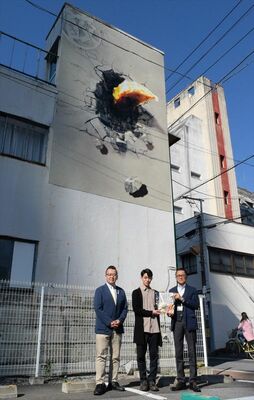 壁面アートの下で行われたお披露目式