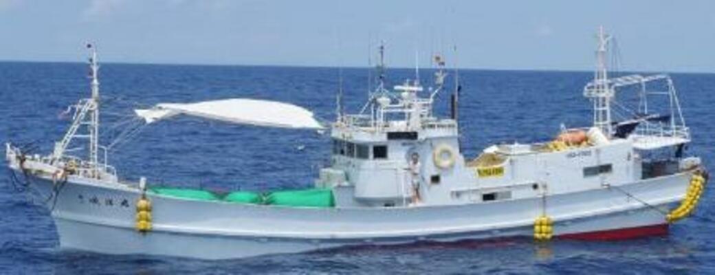 　サンゴを密漁していた漁船＝７月（長崎海上保安部提供）