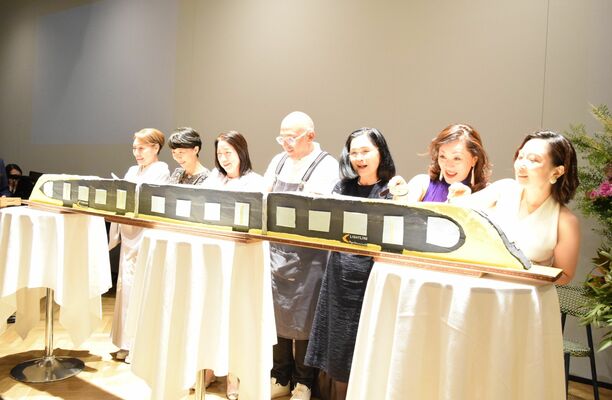 １周年記念パーティーで登場したＬＲＴの車両をイメージしたケーキ＝27日夕、宇都宮市内