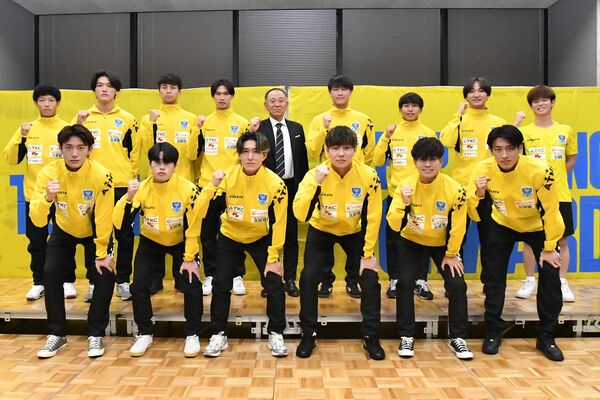 今季の活躍を誓う小林監督（後列中央）と新加入の14選手＝宇都宮市内