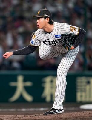 　７回に２番手で登板し、プロ初勝利を挙げた阪神・工藤＝甲子園