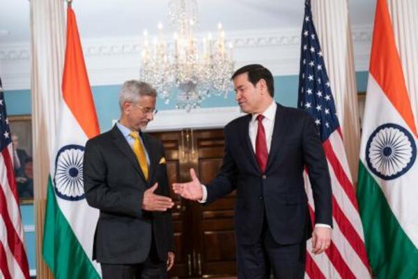 　ワシントンで会談するルビオ米国務長官（右）とインドのジャイシャンカル外相＝３日（ゲッティ＝共同）