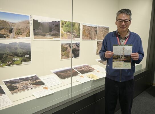 展示の前でチラシを手にする中村さん