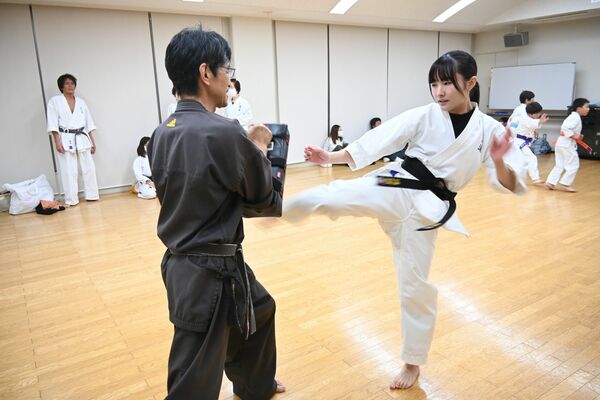 練習に励む塩澤さん