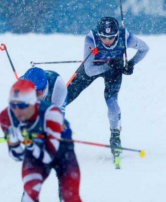 　男子団体スプリント　後半距離で力走する山本涼太（奥）＝テーゼロ（共同）