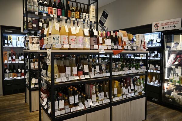 県内外の地酒などが並ぶ店内
