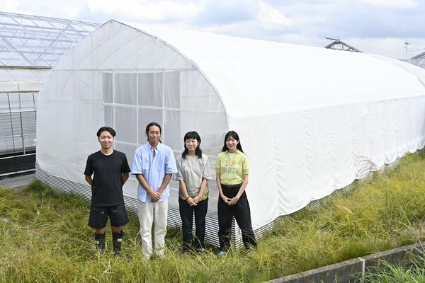アートイベントを開催する代田さん（右から２人目）ら、やまびこの４人