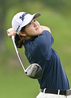 一般女子の部で初優勝した松枝（下野）の１番ティーショット＝ハーモニーヒルズＧＣ