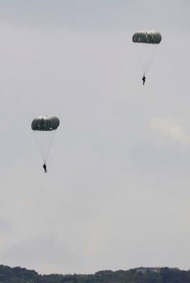 　沖縄県の米軍嘉手納基地で、パラシュート降下訓練をする兵士＝２７日午前