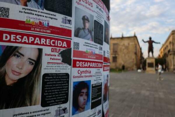 　Ｗ杯開催都市、メキシコ・グアダラハラの通りに張られた行方不明者の情報を求める張り紙＝５日（ロイター＝共同）