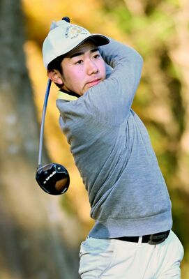 高校男子　３アンダー、69で優勝した粂谷（作新）のティーショット＝小山ＧＣ10番