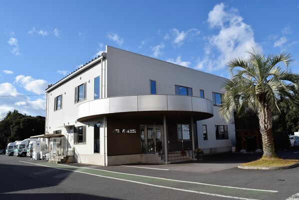 イケアの「商品受取りセンター宇都宮」が開設されるエヌエヌ商事の本社社屋＝８日午後、宇都宮市