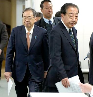 　中道改革連合の議員総会に臨む野田共同代表（右）と斉藤共同代表＝１１日午後、東京・永田町の党本部