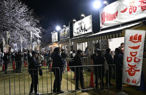 名店の味を求め行列ができる最強ラーメン祭＝４月上旬、小山市役所