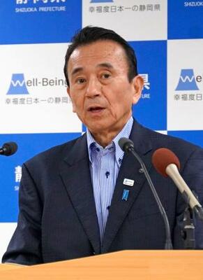 記者会見する静岡県の鈴木康友知事=14日午後、静岡県庁