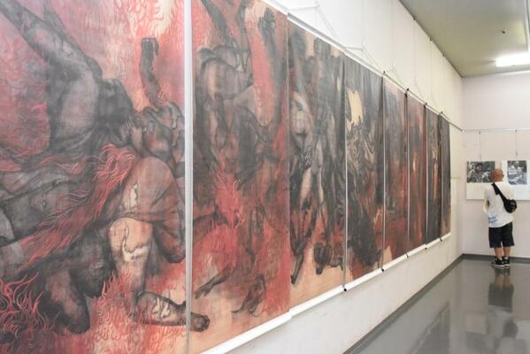被爆の悲惨さを描いた絵画「原爆の図」が展示された会場