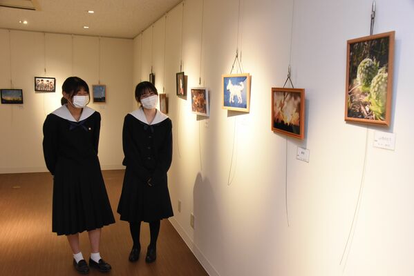 来場を呼びかける真岡女高写真部の小川さん（左）と塩野さん