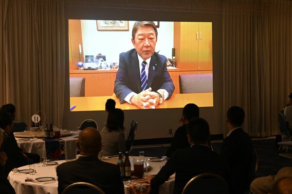 茂木氏の決起会合で流されたビデオメッセージ＝２３日午後、足利市南町