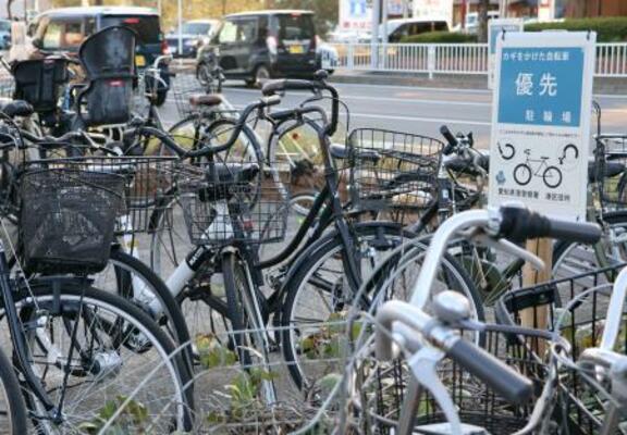 名古屋市営地下鉄港区役所駅の駐輪場に設置された「カギをかけた自転車優先」のスペース=16日午後