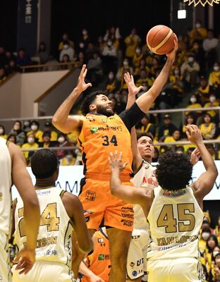 第２クオーター、ブレックスのジェレットがオフェンスリバウンドを奪う＝ブレックスアリーナ宇都宮、鈴木久崇撮影