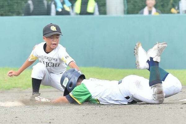 ４回、けん制悪送球の間に三塁を陥れようとした相手の二走を姿川第一クラブの三塁手・加藤幸がタッチアウト＝県営Ｂ