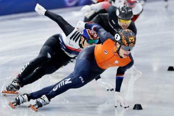 　男子１５００メートルで優勝したイエンス・ファントワウト（右）＝１４日、ミラノ（共同）