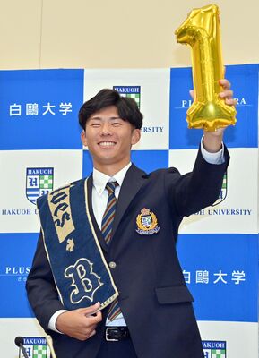 オリックスから１位指名を受けた白鴎大の曽谷＝20日午後６時、小山市の同大本キャンパス
