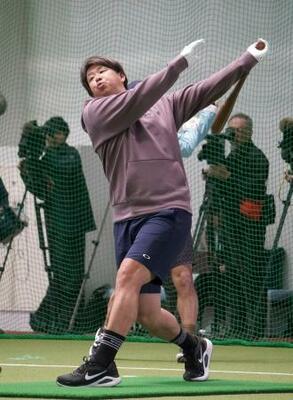 打撃練習する楽天・浅村=11日、沖縄県内
