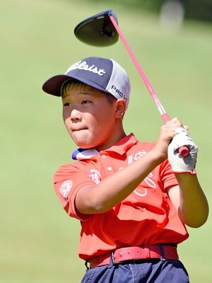 小学生低学年　１アンダー、３５で優勝した戸澤（合戦場）の１番のティーショット