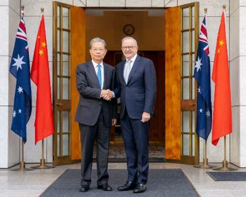 オーストラリア・キャンベラで、アルバニージー首相(右)と握手を交わす中国の趙楽際・全人代常務委員長=25日(首相府提供・共同)