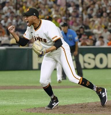 　９回に登板し、通算２００セーブを達成した巨人・マルティネス＝東京ドーム