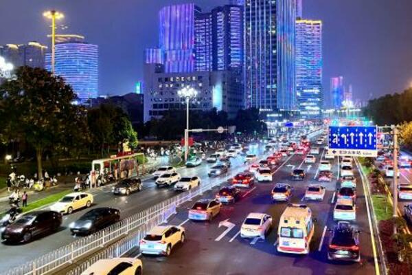 　中国湖南省長沙市内を走る車＝１０月（共同）