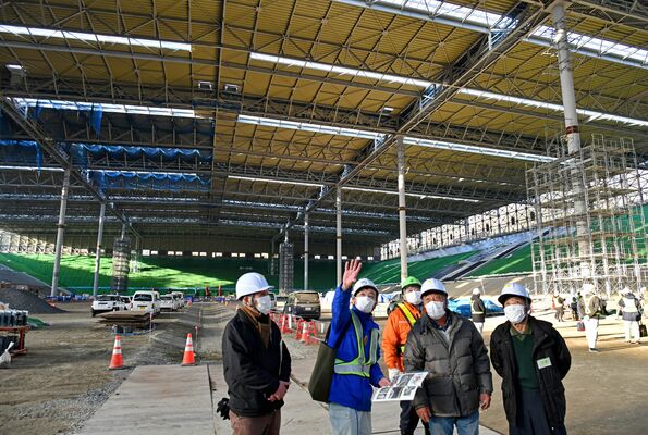 屋根に覆われた県営処分場「エコグリーンとちぎ」の内部を見学する地域住民ら＝22日午後３時40分、那珂川町馬頭