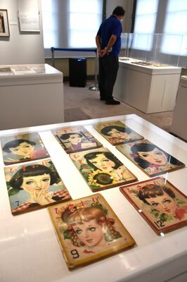 女性向け雑誌などが並ぶ中原淳一の企画展