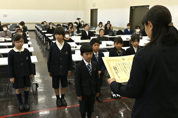 スクラップ作品コンクールで表彰される受賞者ら=22日午後、県総合文化センター