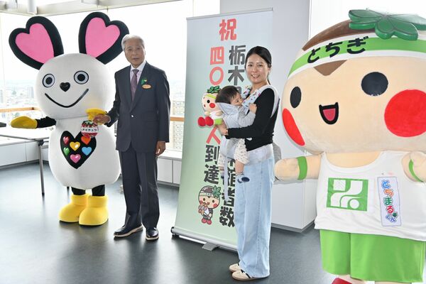 福田知事（左）と記念撮影する上野さん親子