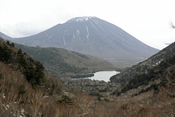 金精峠から望む男体山（奥）と湯ノ湖（中央）