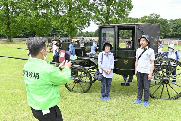 外交団を乗せる馬車の前で記念撮影をする参加者