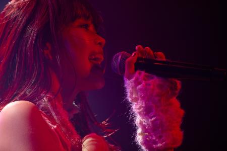 　パフォーマンスするアイナ・ジ・エンド