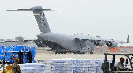 　米空軍のＣ１７輸送機＝２０１１年３月、仙台空港