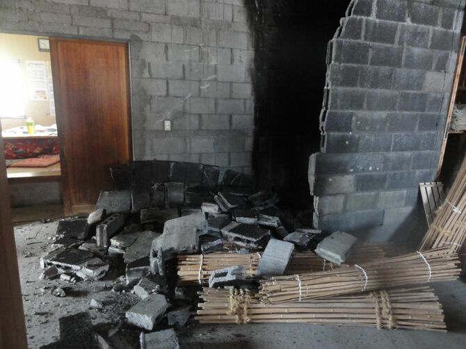 内部のブロック壁が崩れた醸造蔵（井上清吉商店提供）