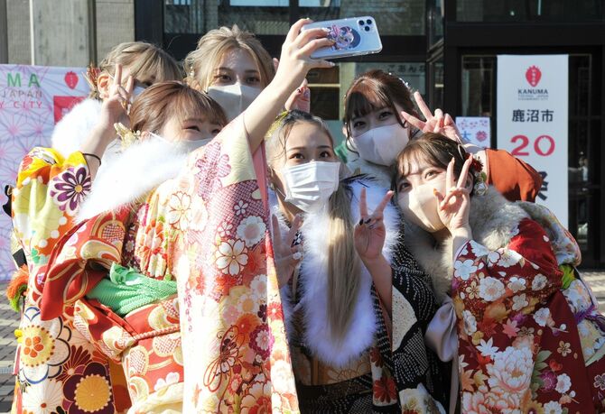 晴れ着姿で記念写真を撮る参加者