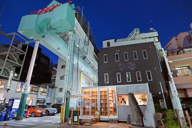 オリオン通りの脇に立つ「ＫＭＧＷ　ＢＯＯＫＳ」＝４月20日午後６時55分、宇都宮市曲師町、河野光吉撮影