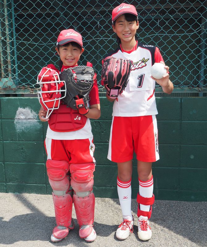 バッテリーを組みチームを支えたキャプテンの大房さんと、ピッチャーの小堀さん（写真右）