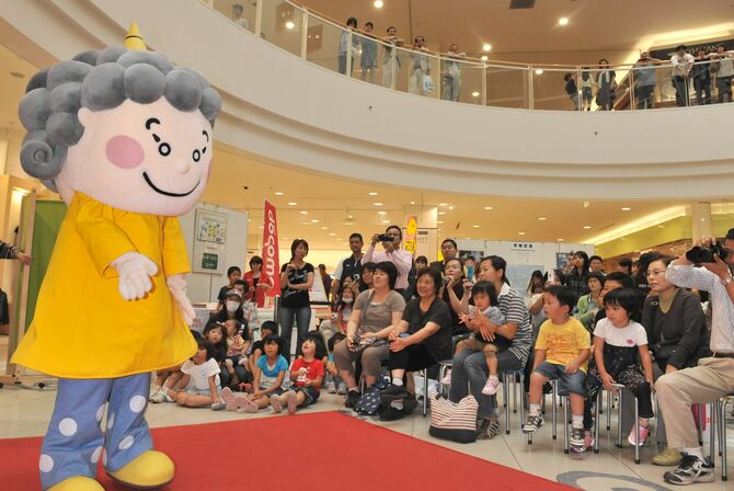 ベルモールで開かれたイベント「ふれあい家族フェア」に初めて登場したどっとこちゃん（2009年10月5日付）