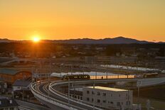 ＬＲＴ車窓から初日の出　神々しい光景ライトラインで　平出町高架橋から臨…