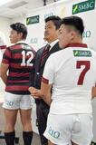 「赤黒ジャージー」に企業ロゴ